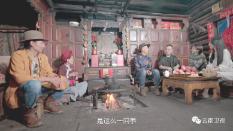 奔驰车主强行插队砸引擎盖 交警:已接到举报 正在联系